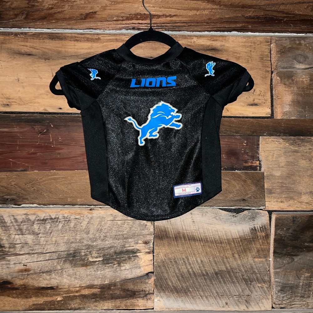 Dog’s NFL Lions jersey